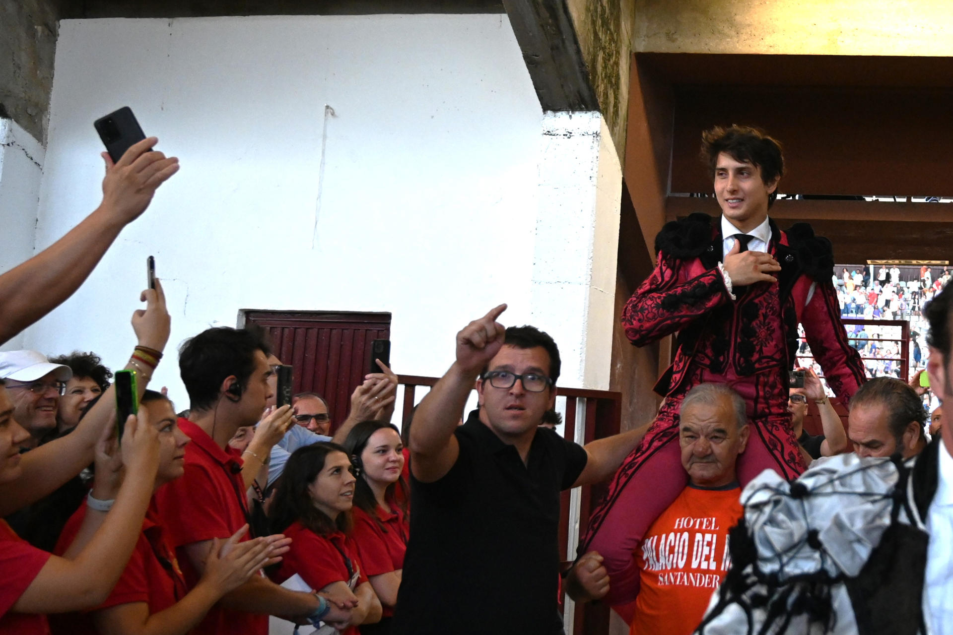 El diestro peruano Andrés Roca Rey, que cortó cuatro orejas, sale por la puerta grande tras la corrida goyesca de la feria de San Antolín, hoy jueves en Palencia. EFE/ Almudena Álvarez
