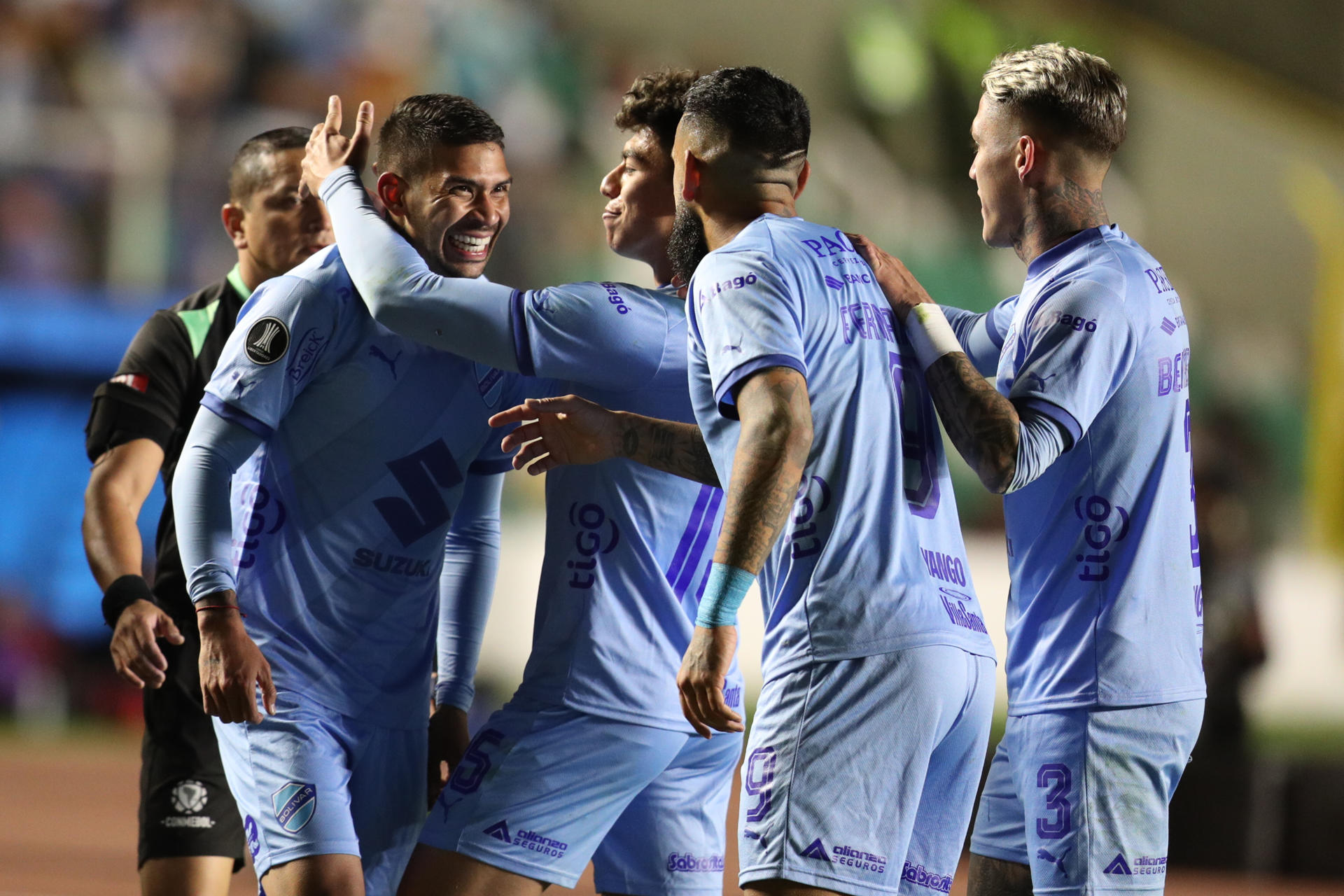 Jugadores de Bolívar celebran un gol de Diego Bejarano (i) hoy, en un partido de los octavos de final de la Copa Libertadores entre Bolívar y Athletico Paranaenese en el estadio Hernando Siles en La Paz (Bolivia). EFE/ Luis Gandarillas
