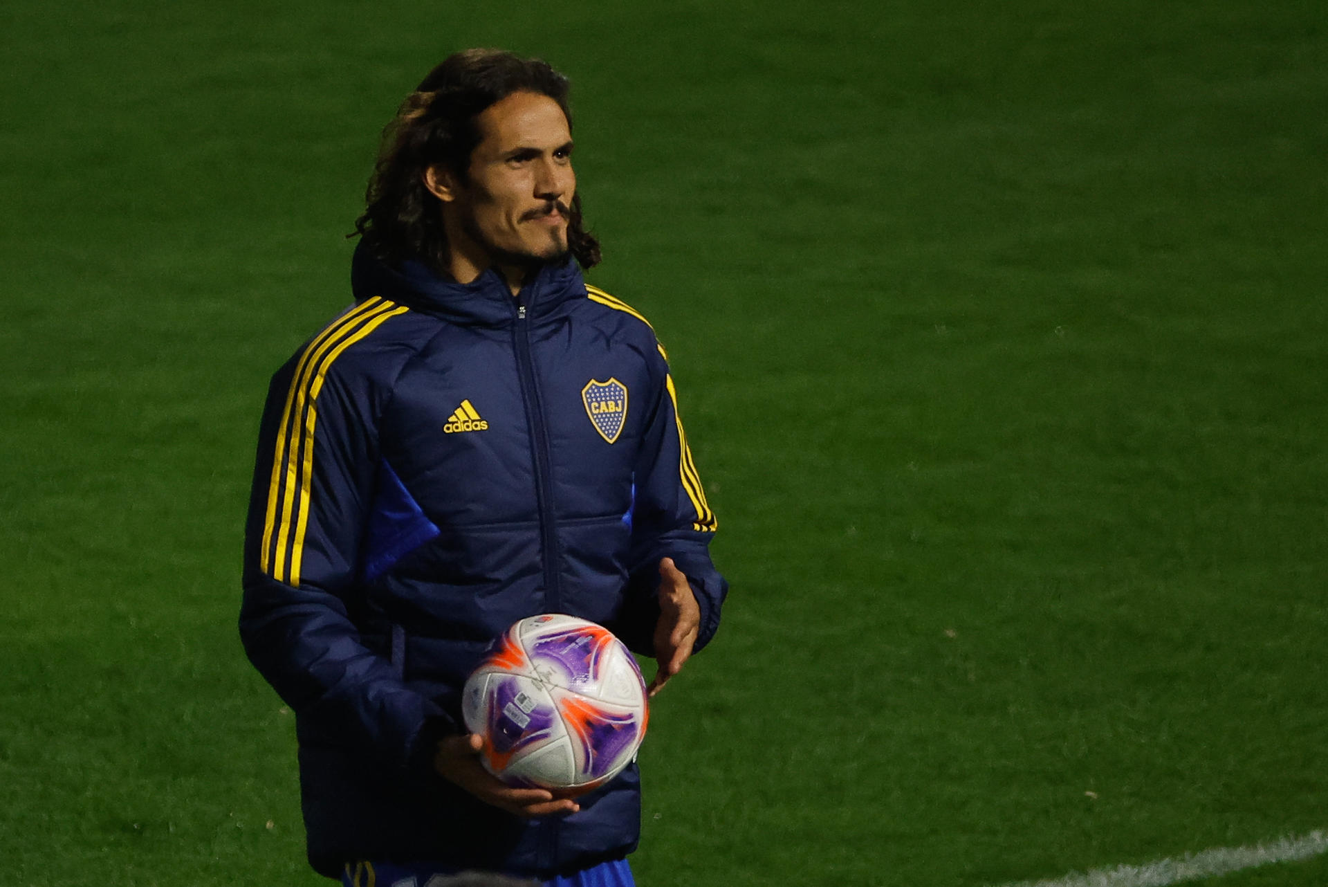 El delantero uruguayo Edinson Cavani durante su presentación oficial como futbolista de Boca Juniors, hoy en Buenos Aires (Argentina). EFE/ Juan Ignacio Roncoroni
