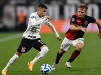 Adson (i) de Corinthians disputa el balón con Ángelo Martino de Newell's hoy, en un partido de los octavos de final de la Copa Sudamericana entre Corinthians y Newell's en el estadio Neo Química Arena en Sao Paulo (Brasil). EFE/ Isaac Fontana