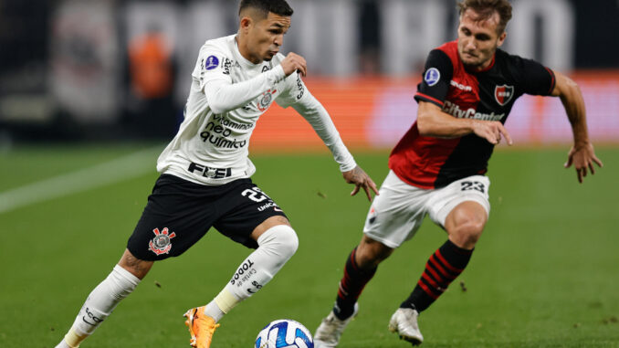 Adson (i) de Corinthians disputa el balón con Ángelo Martino de Newell's hoy, en un partido de los octavos de final de la Copa Sudamericana entre Corinthians y Newell's en el estadio Neo Química Arena en Sao Paulo (Brasil). EFE/ Isaac Fontana
