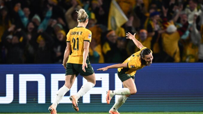 Hayley Raso (R) de Australia celebra marcar un gol durante el partido de fútbol de octavos de final de la Copa Mundial Femenina de la FIFA 2023 entre Australia y Dinamarca en el Estadio Australia en Sydney. EFE/EPA/DAN HIMBRECHTS
