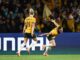 Hayley Raso (R) de Australia celebra marcar un gol durante el partido de fútbol de octavos de final de la Copa Mundial Femenina de la FIFA 2023 entre Australia y Dinamarca en el Estadio Australia en Sydney. EFE/EPA/DAN HIMBRECHTS