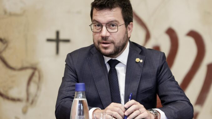 El presidente de la Generalitat Pere Aragonès, durante la primera reunión del Govern, celebrada este martes después de la pausa veraniega, mientras los partidos independentistas continúan negociando una eventual investidura de Pedro Sánchez . EFE/ Quique García
