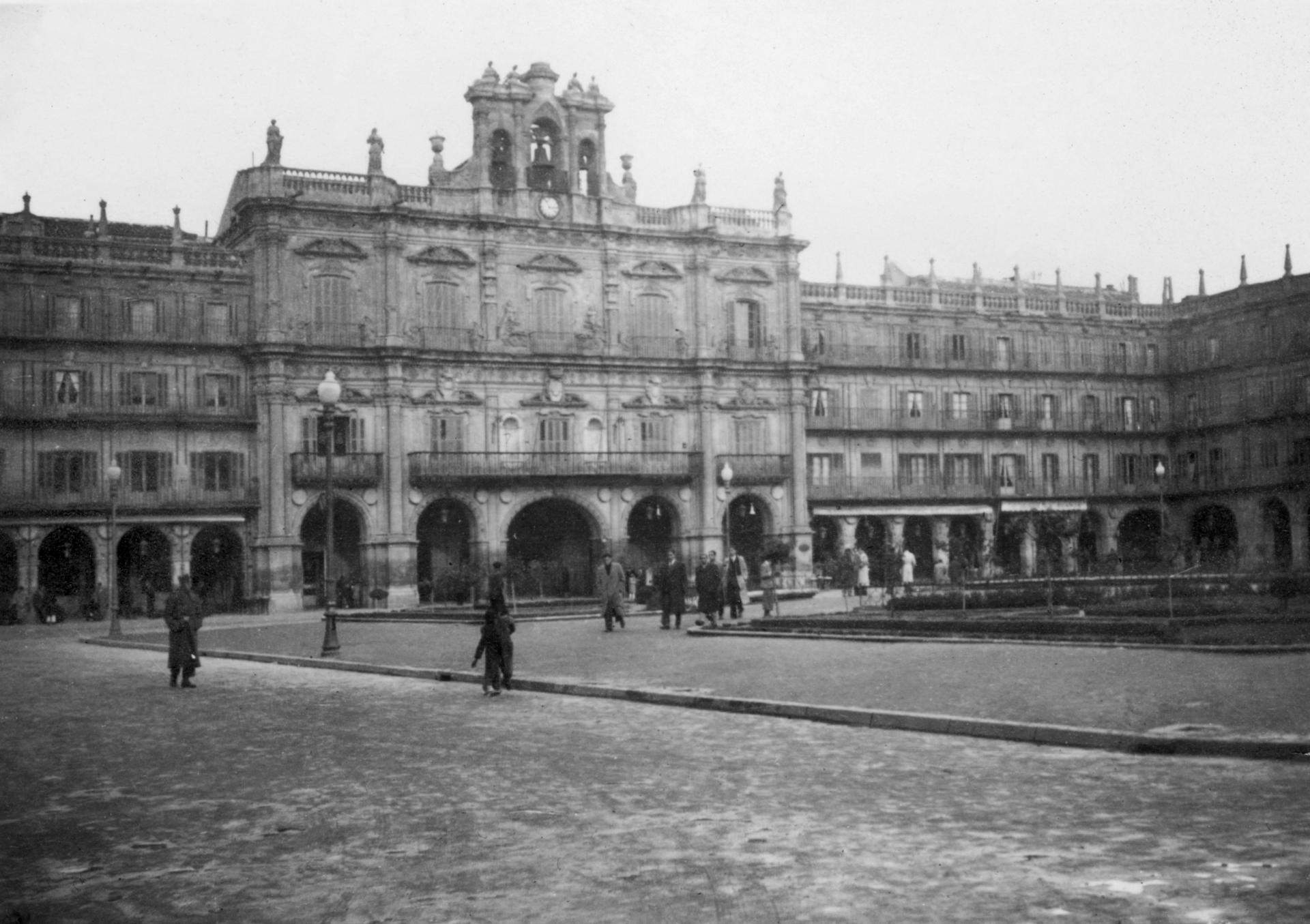 Vista de los años 50 del Ayuntamiento de Salamanca, situado en la Plaza Mayor. EFE/svb.
