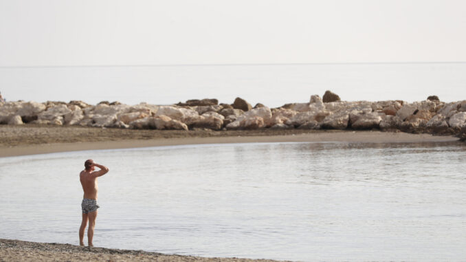 Un bañista en la playa del Palo, en Málaga EFE/ Jorge Zapata