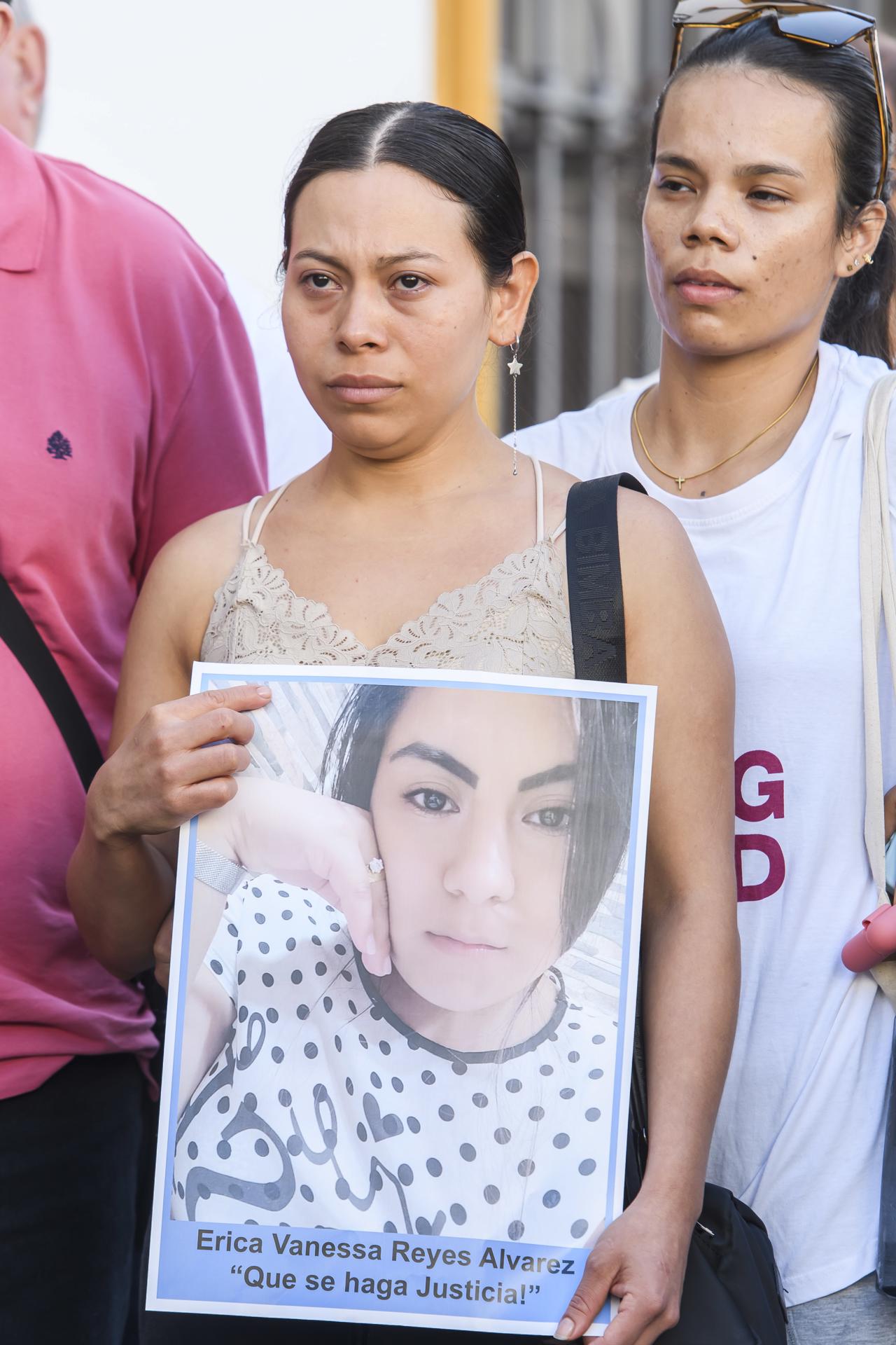 Familiares, amigos y vecinos ante las puertas del Ayuntamiento de Utrera, durante el minuto de silencio en memoria de Erica Vanessa Reyes Álvarez, la joven nicaragüense de 22 años asesinada este lunes. EFE/ Raúl Caro.
