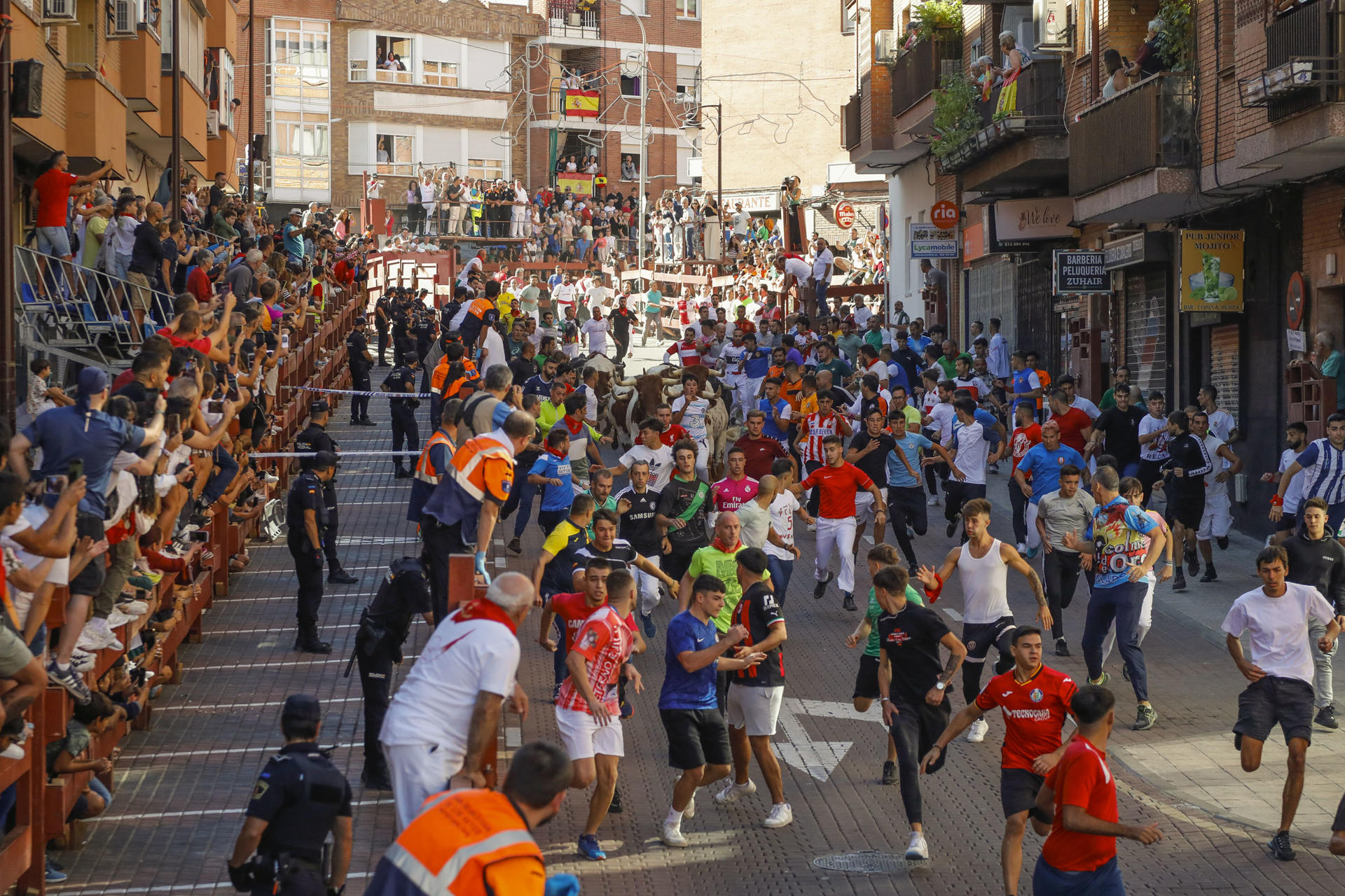 El primer encierro de 2023 en la localidad madrileña de San Sebastián de los Reyes ha concluido con un herido por un varetazo, un golpe con el cuerno que no ha penetrado, por lo que está recibiendo atención médica en el quirófano de la plaza de toros, por si hubiera lesiones internas. EFE/David Fernández
