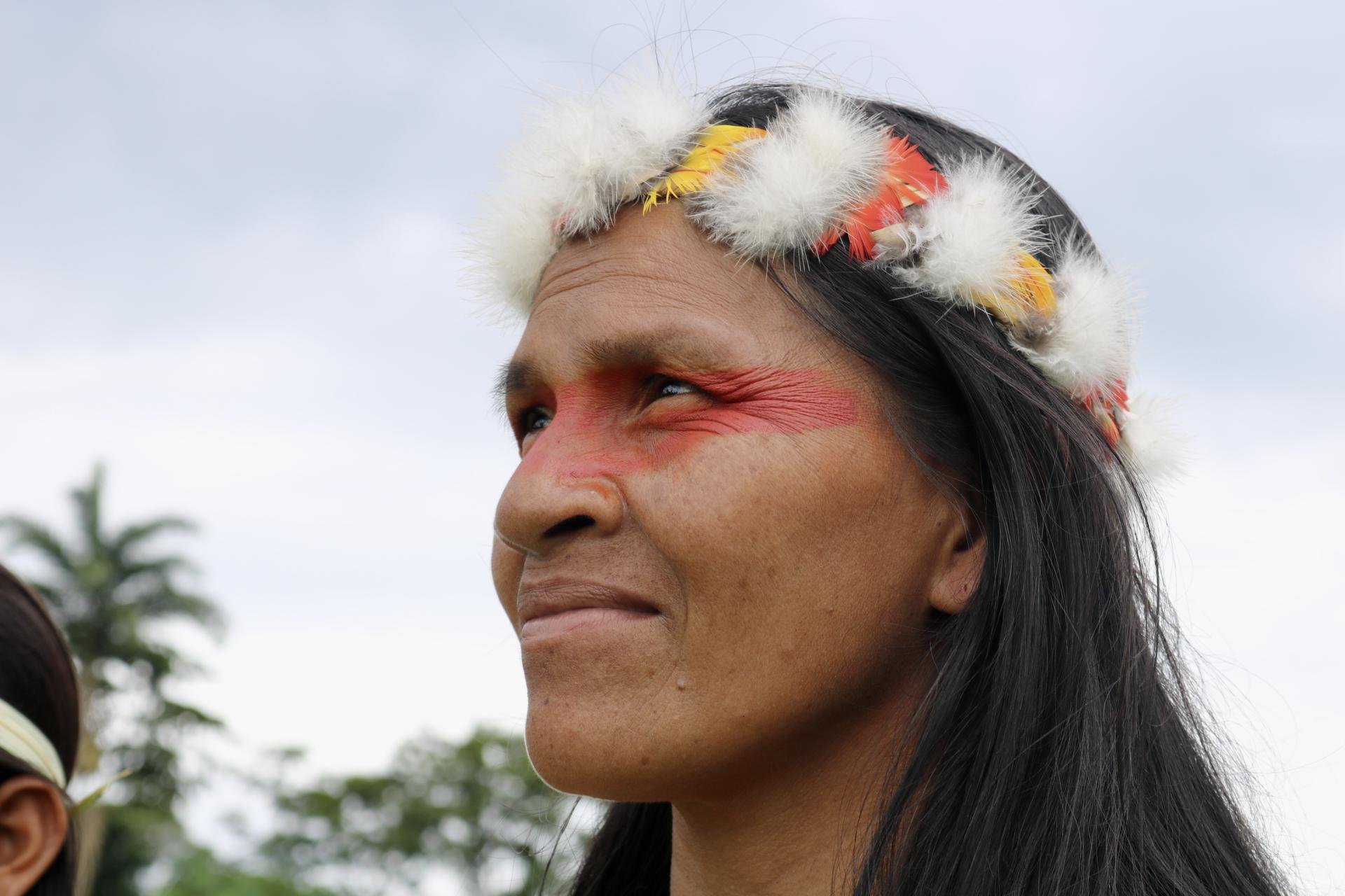 Una mujer del pueblo indígena waorani observa el paisaje que rodea la comunidad nativa de Bameno, el 29 de julio de 2023 en el Parque Nacional Yasuní (Ecuador). EFE/Iván Izurieta
