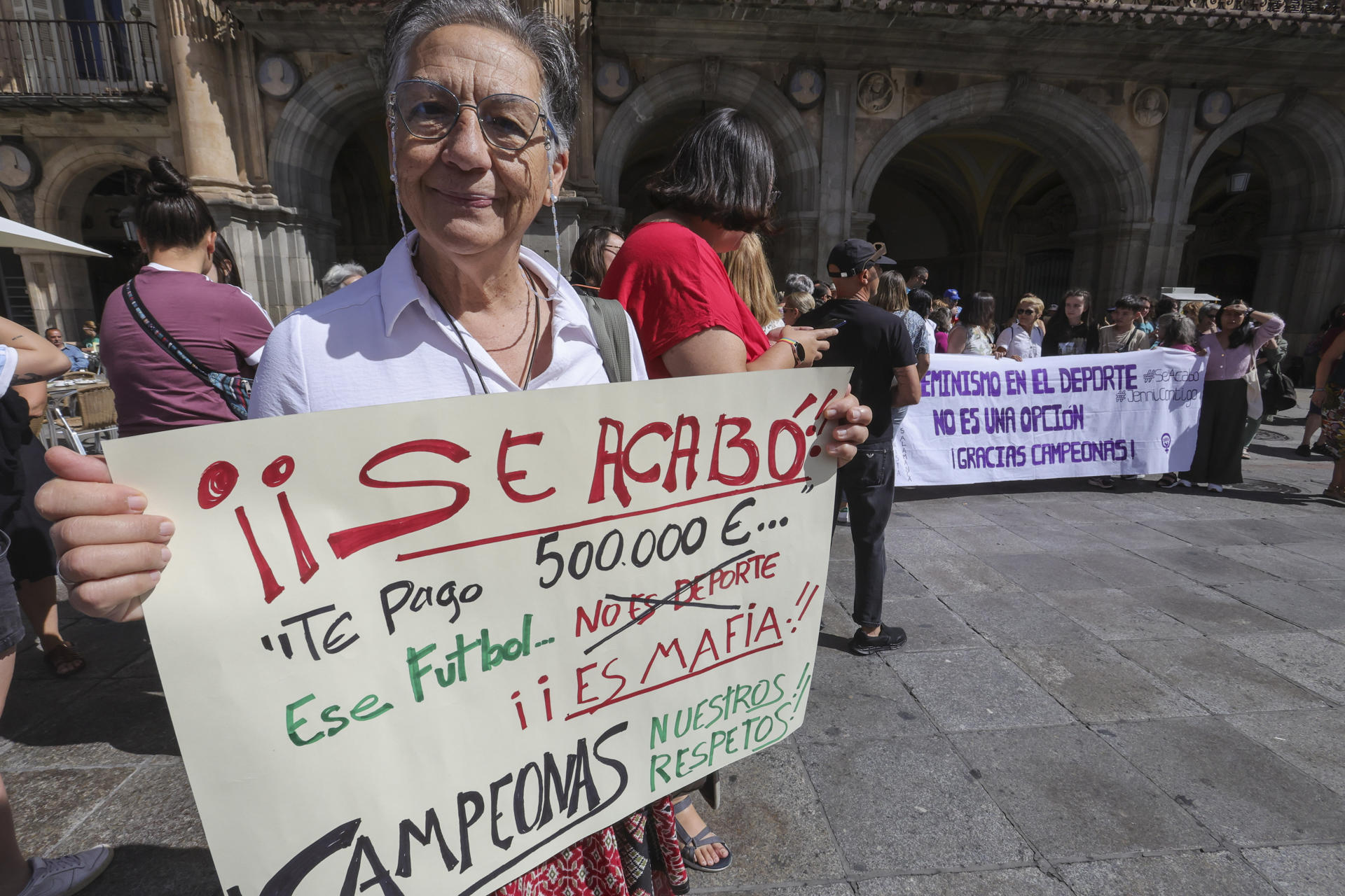 El Movimiento feminista de Salamanca ha llevado a cabo en la Plaza Mayor una concentración bajo el lema "el feminismo en el deporte no es una opción". A través de un manifiesto leído durante el acto y donde se ha criticado a Luis Rubiales se ha exigido que "las situaciones de abuso de poder no vuelvan a repetirse ni en el deporte, EFE/JMGARCIA
