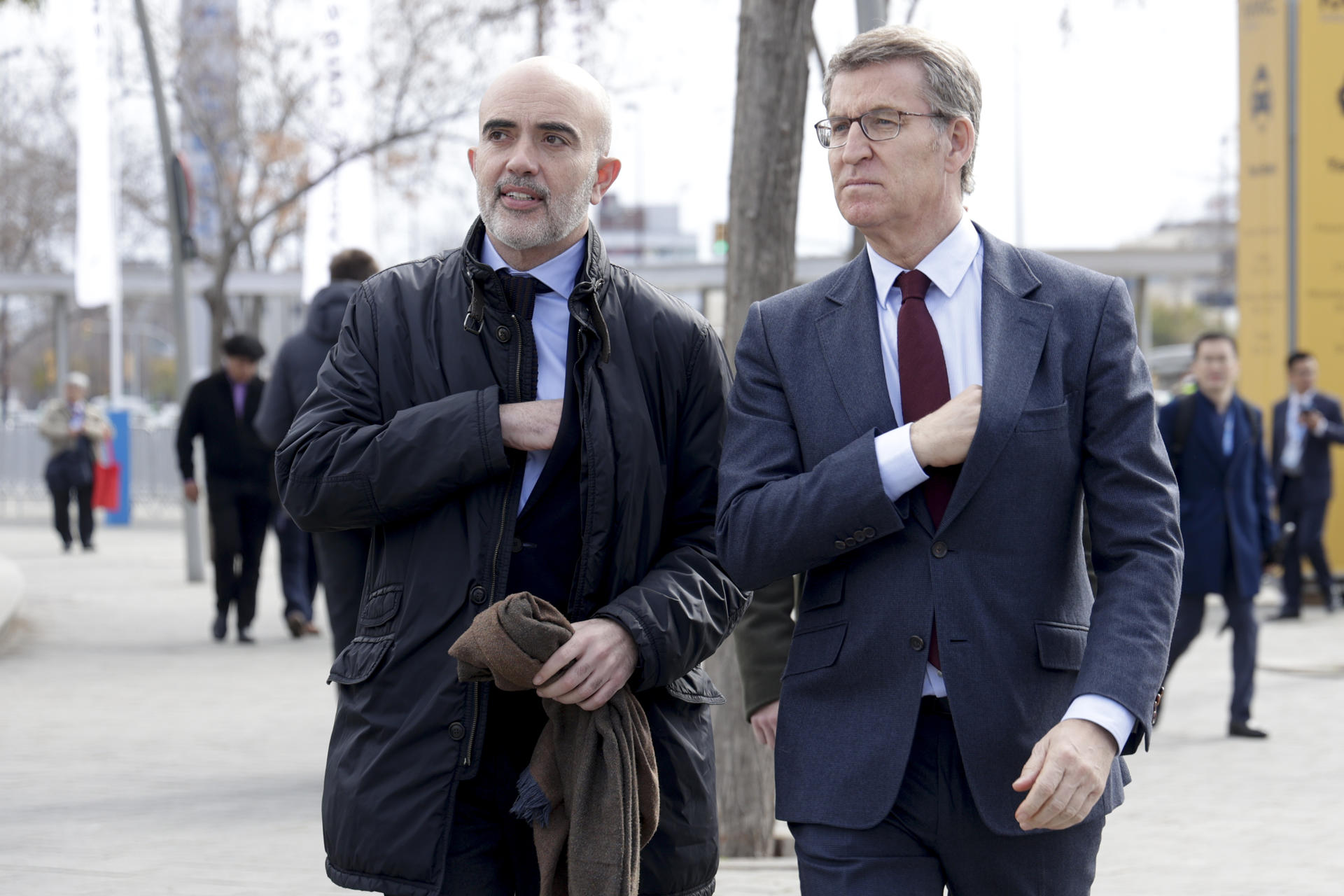 Foto de archivo (28/02/2023).- El líder del PP, Alberto Núñez Feijóo, junto al presidente del PPC, Alejandro Fernández. EFE/Quique García
