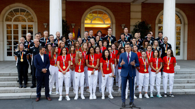 El presidente del Gobierno en funciones, Pedro Sánchez, interviene tras recibir a la selección femenina de fútbol, campeona del mundial, este martes en Moncloa. EFE/Juan Carlos Hidalgo
