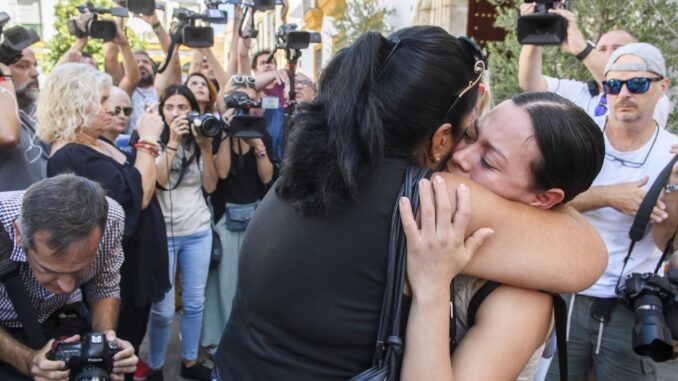 Familiares, amigos y vecinos ante las puertas del Ayuntamiento de Utrera, durante el minuto de silencio en memoria de Erica Vanessa Reyes Álvarez, la joven nicaragüense de 22 años asesinada este lunes. EFE/ Raúl Caro.
