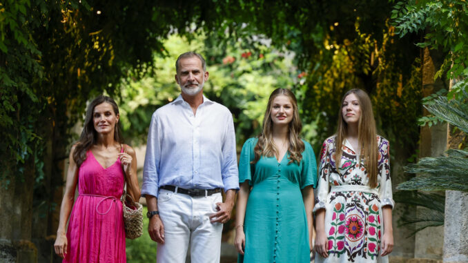 La reina Letizia, el rey Felipe VI, la princesa Leonor, y la infanta Sofía disfrutan de sus vacaciones en el Palacio de Marivent, en Palma de Mallorca, este lunes. La reina Letizia, la princesa Leonor y la infanta Sofía llegaron ayer domingo a la isla balear para juntarse a Felipe VI y para pasar unos días de vacaciones en familia, en un verano marcado por la situación política tras las elecciones generales del pasado día 23. EFE/ Ballesteros
