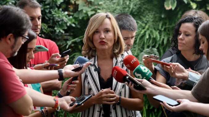 La portavoz del PSOE y ministra de Educación y Formación Profesional en funciones, Pilar Alegría, atiende a los medios este lunes en la sede del PSOE, en Madrid. EFE/Sergio Pérez
