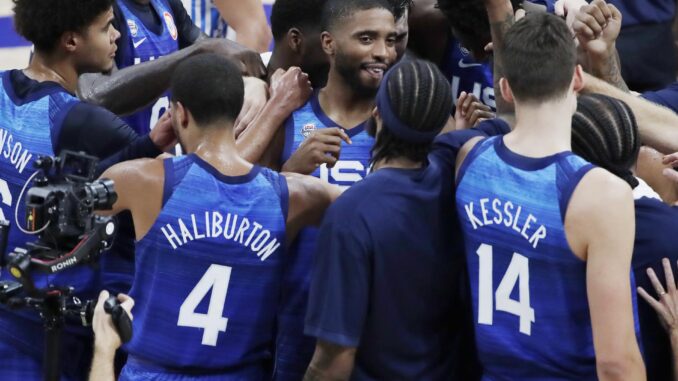 Los jugadores de Estados Unidos celebran la victoria ante Grecia. EFE/EPA/FRANCIS R. MALASIG
