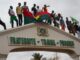 Manifestantes subidos en la entrada a la Asamblea Nacional durante un mitin en Niamey, Níger, el 3 de agosto de 2023. EFE/EPA/Issifou Djibo