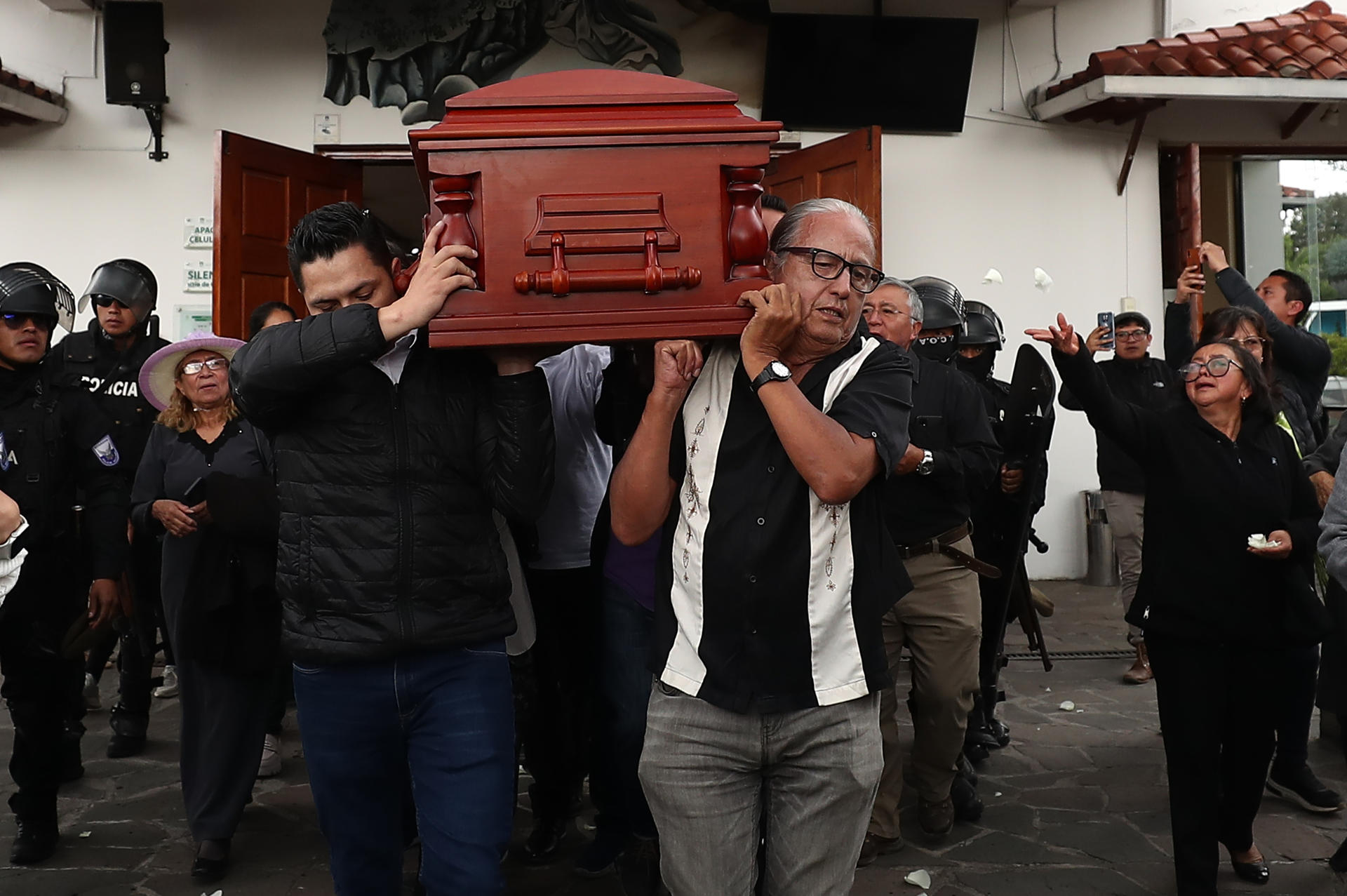 Varias personas cargan el féretro del candidato presidencial Fernando Villavicencio al termino de la misa de cuerpo presente para trasladarlo a su inhumación hoy, en Quito (Ecuador). EFE/José Jácome
