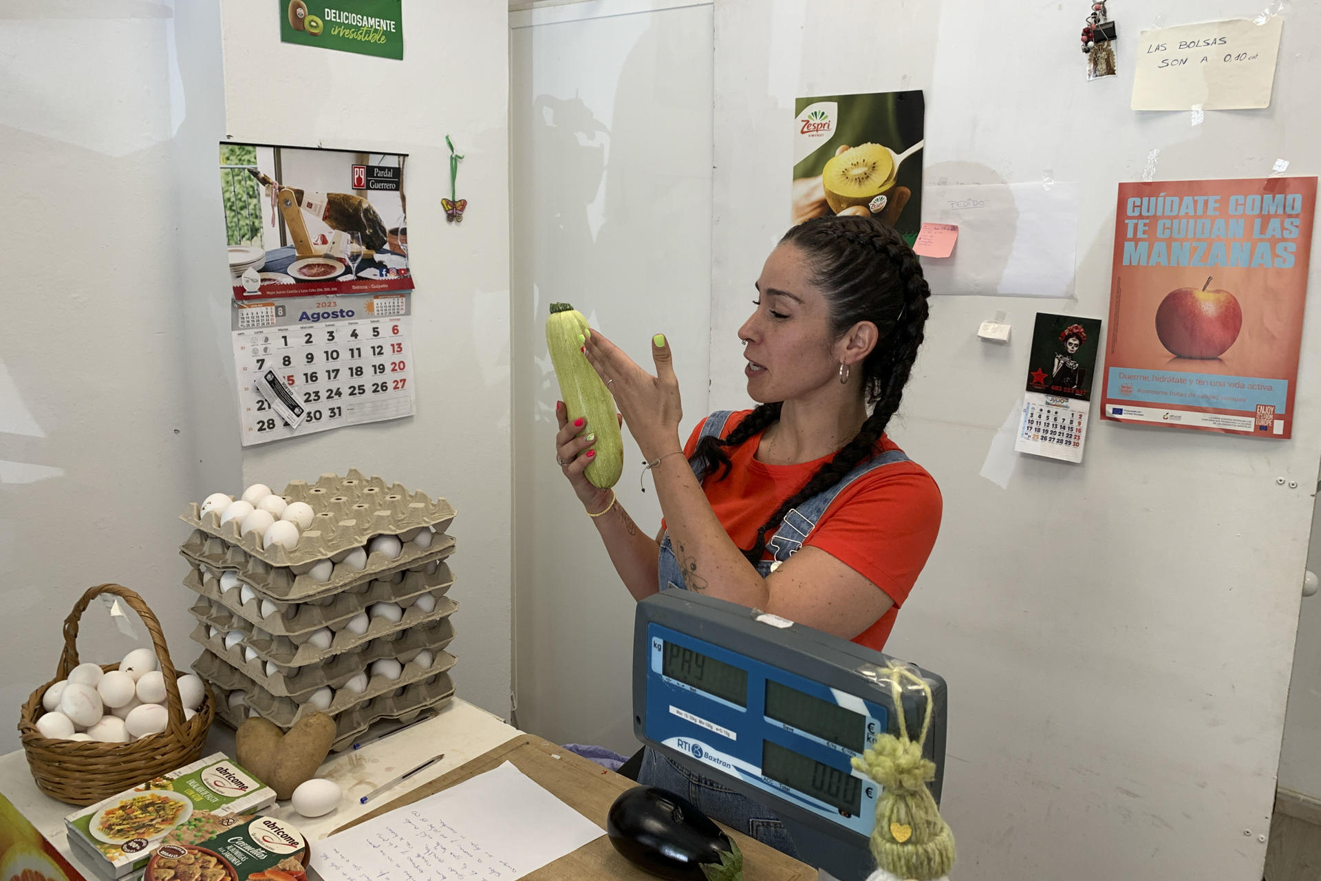 La joven Rocío Amador, en su frutería de Dos Hermanas (Sevilla), comercio que ha hecho viral mediante su iniciativa de cantar a la fruta y verdura o recitarle poesía, lo que ha hecho que en Instagram sigan cada día cientos de personas obras suyas como la Oda la berenjena o El Rap al higo. EFE/Fermín Cabanillas
