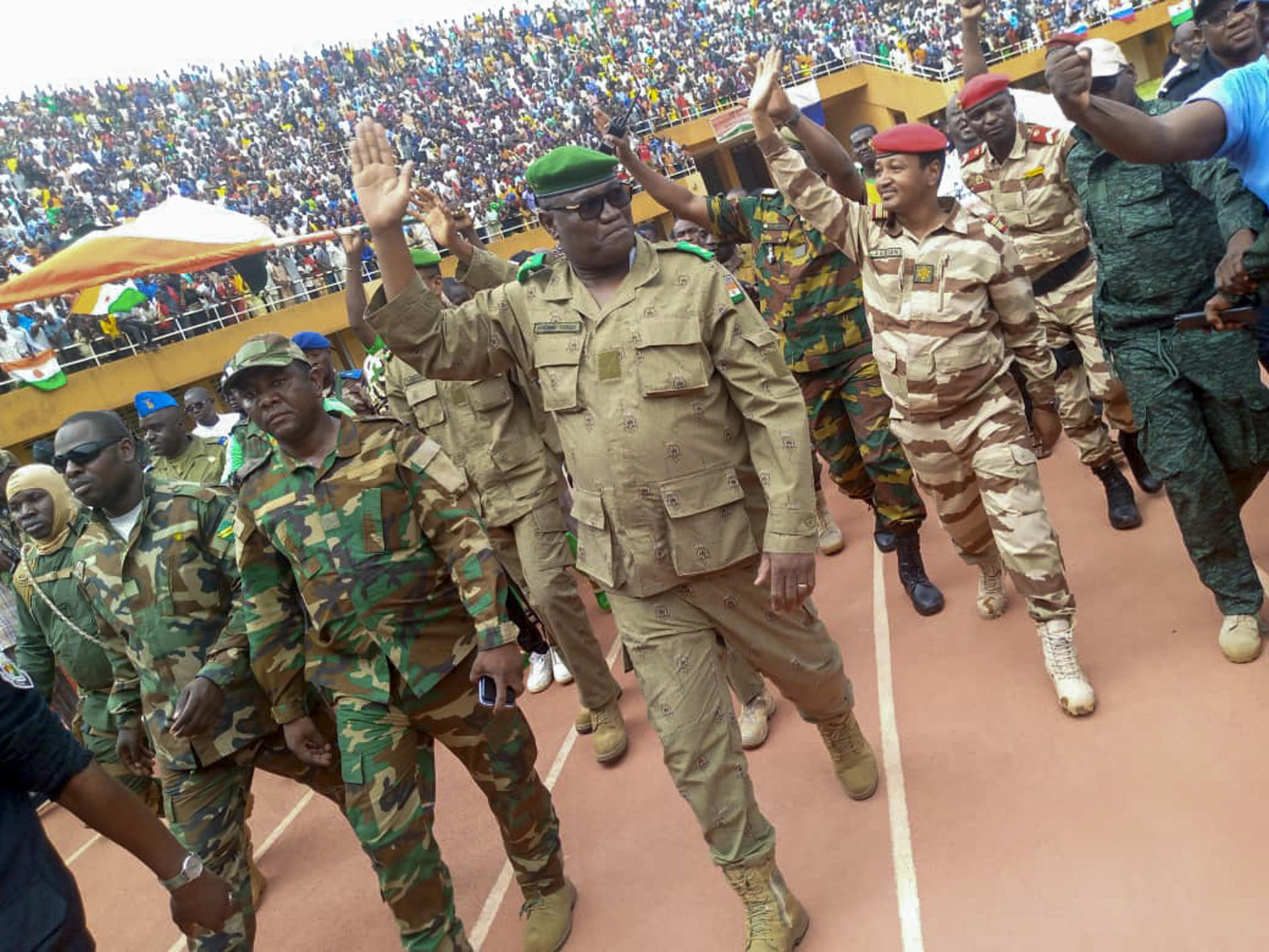 Foto de Archivo. Decenas de iles de personas volvieron a manifestarse el domingo pasado en Niamey para expresar su apoyo a la junta golpista de Niger a pocas horas del vencimiento a medianoche del ultimátum de la Comunidad Económica de Estado de África Occidental (Cedeao) a los militares en el poder para restaurar el orden constitucional, bajo la amenaza de una intervención militar. En la imagen, el general Mohamed Toumba, uno de los dirigentes de la junta golpista, autodenominada el Consejo Nacional de Salvaguardia de la Patria (CNSP), mientras saluda a los manifestantes en el estadio. EFE/ Issa Ousseini
