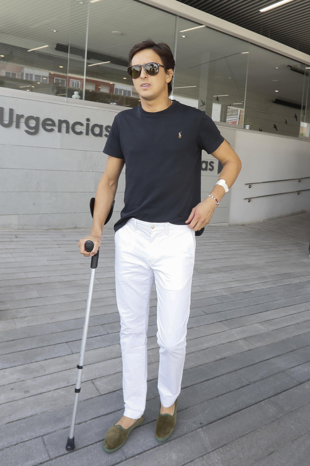 El torero peruano Roca Rey abandona este lunes, el hospital Viamed de Sevilla. EFE/ Jose Manuel Vidal
