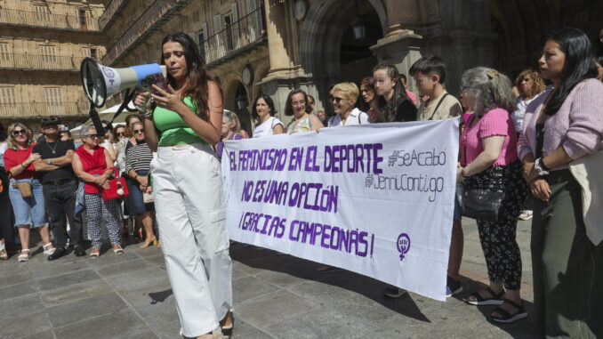 El Movimiento feminista de Salamanca ha llevado a cabo en la Plaza Mayor una concentración bajo el lema "el feminismo en el deporte no es una opción". A través de un manifiesto leído durante el acto y donde se ha criticado a Luis Rubiales se ha exigido que "las situaciones de abuso de poder no vuelvan a repetirse ni en el deporte.- EFE/JMGARCIA
