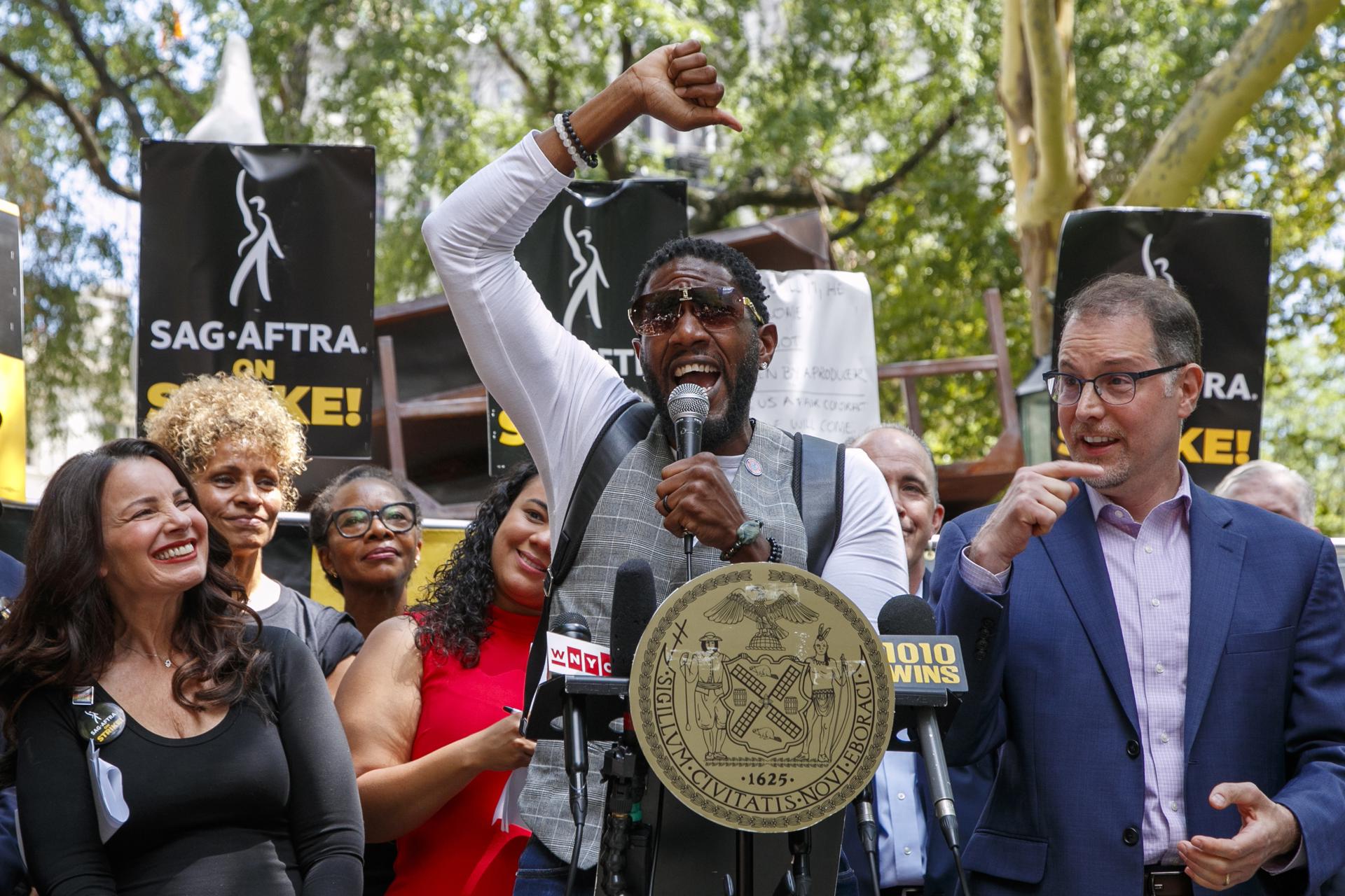 El Defensor Público de la Ciudad de Nueva York, Jumaane D. Williams (C), habla durante un mitin organizado por SAG-AFSTRA y Writers Guild of America (WGA) frente al Ayuntamiento de Nueva York. EFE/EPA/SARAH YENESEL
