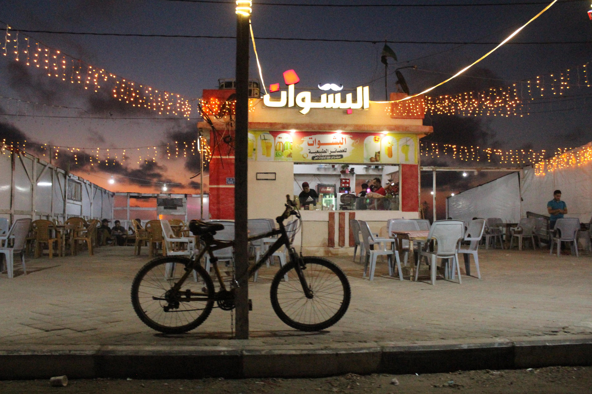 Unos trabajadores atienden su restaurante en una Gaza que "toca fondo" y sufre una crisis económica y energética de la que "no tendrá salida hasta que acabe el bloqueo israelí sobre la Franja", una situación agravada este verano por la falta de electricidad y de ingresos del Gobierno del grupo islamista Hamás, según ha denunciado su portavoz, Hazem Qasem, en una entrevista con EFE este martes en Gaza. EFE/ Joan Mas Autonell
