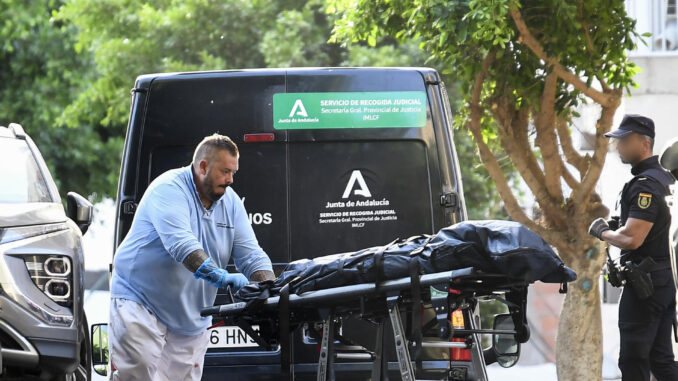 Imagen de archivo en la que miembros de los servicios funerarios trasladan el cadáver de la joven asesinada en el barrio de Pescadería de Almería, degollada presuntamente por su pareja. EFE / Carlos Barba
