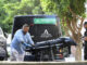 Imagen de archivo en la que miembros de los servicios funerarios trasladan el cadáver de la joven asesinada en el barrio de Pescadería de Almería, degollada presuntamente por su pareja. EFE / Carlos Barba