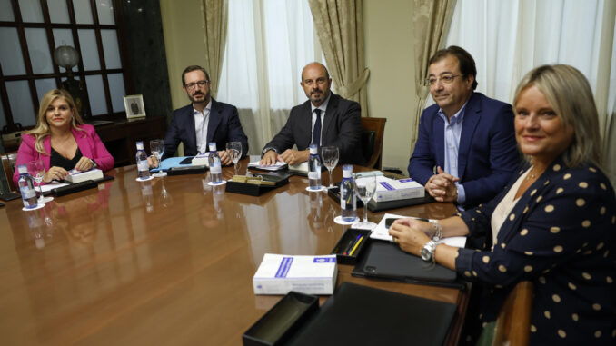 En el Senado, (de i a d) la secretaria primera de la Mesa, Eva Ortiz; el vicepresidente primero, Javier Maroto; el presidente, Pedro Rollán; el vicepresidente segundo, Guillermo Fernández Vara; y la secretaria segunda de la Mesa, María del Mar Blanco, durante la primera reunión de la Mesa del Senado tras la constitución de las Cortes de la XV Legislatura. EFE/ Mariscal
