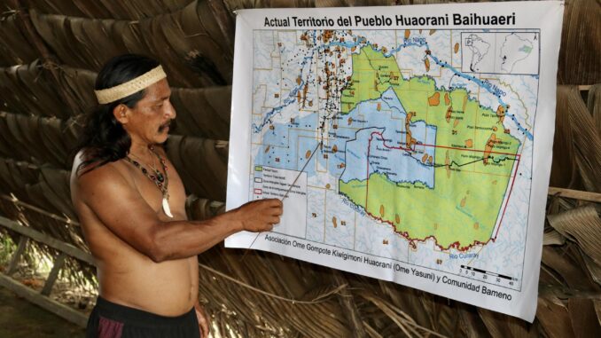 Penti Bahua, líder de la comunidad nativa de Bameno, del pueblo indígena waorani, revisa el 30 de julio de 2023 un mapa del Parque Nacional Yasuní (Ecuador). EFE/Iván Izurieta
