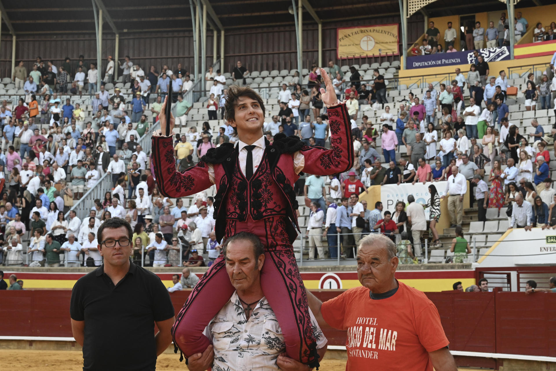 El diestro peruano Andrés Roca Rey, que cortó cuatro orejas, sale por la puerta grande tras la corrida goyesca de la feria de San Antolín, hoy jueves en Palencia. EFE/ Almudena Álvarez
