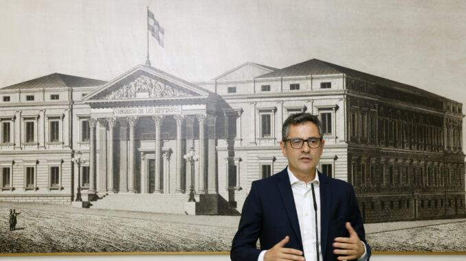 El ministro de la Presidencia en funciones, Félix Bolaños, atiende a los medios tras entregar sus credenciales este jueves durante una nueva jornada de entrega de actas de los diputados para la XV Legislatura en el Congreso de los Diputados. EFE/ J.J. Guillén
