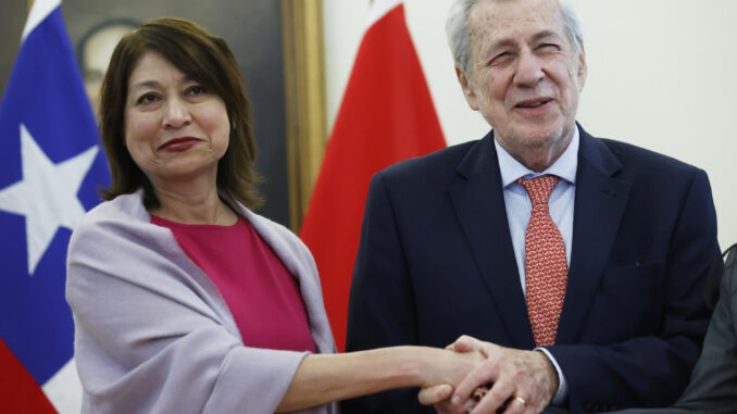 El ministro de Relaciones Exteriores de Chile, Alberto Van Klaveren (d), junto a la ministra de Relaciones Exteriores del Perú, Ana Cecilia Gervasi (i) participan durante rueda de prensa en Santiago (Chile). EFE/ Elvis González
