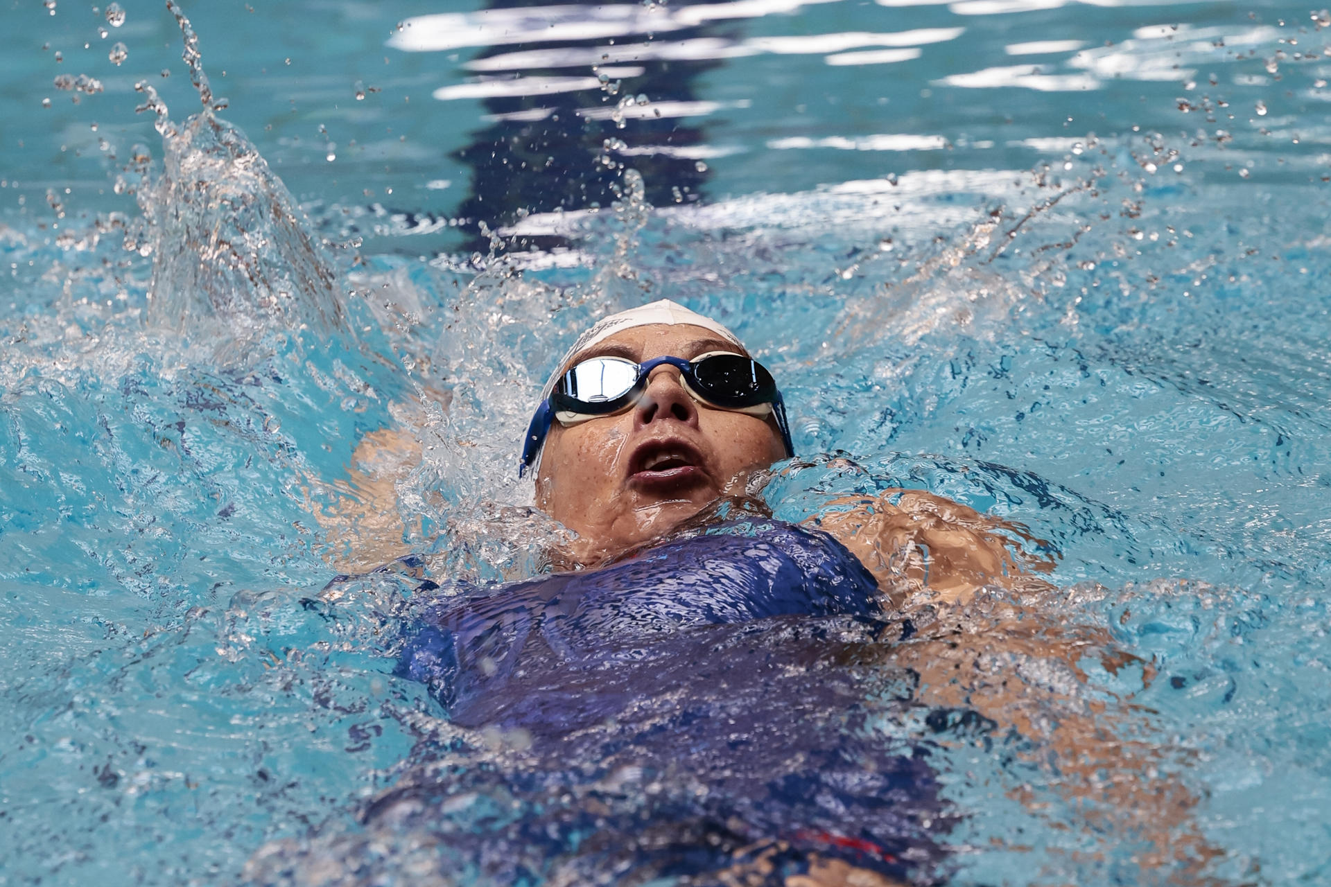 La nadadora máster mexicana Laura Vaca entrena el 25 de agosto de 2023 en Ciudad de México (México). Si se para delante del espejo, la nadadora mexicana Laura Vaca no ve a la mujer de 70 años que es, sino a una elástica deportista, obsesionada con superarse a sí misma y, sobretodo, ratificarse como una burlona del paso del tiempo. EFE/José Méndez
