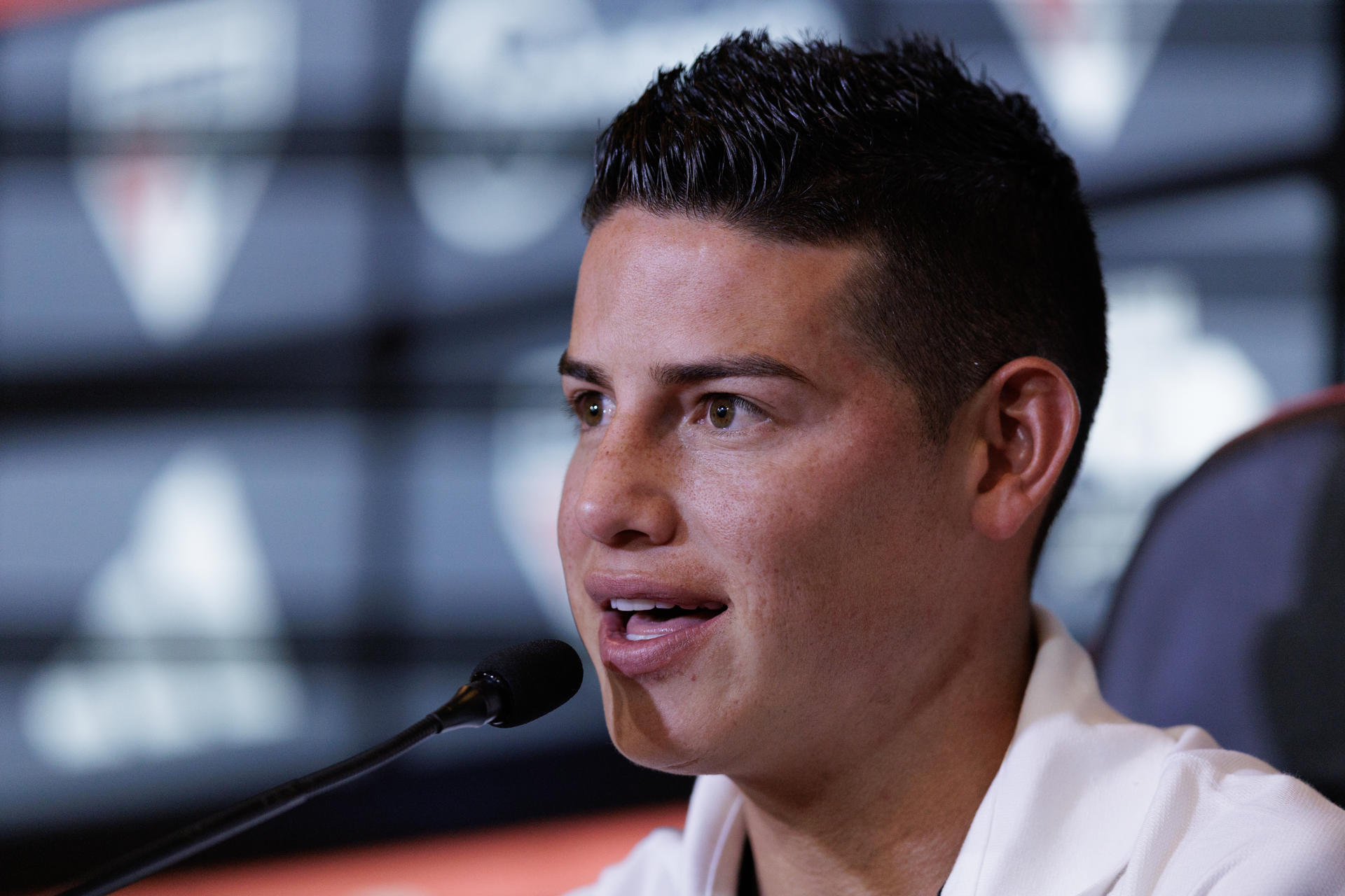 El futbolista colombiano James Rodríguez habla hoy, durante su presentación como nuevo jugador del club Sao Paulo, en Sao Paulo (Brasil). EFE/Isaac Fontana
