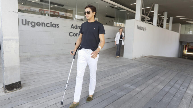 El torero peruano Roca Rey abandona este lunes, el hospital Viamed de Sevilla. EFE/ Jose Manuel Vidal
