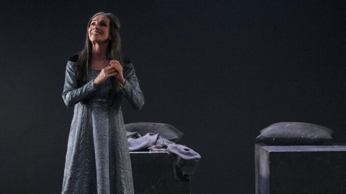 Ana Belén durante el pase gráfico del estreno de la adaptación de Romeo y Julieta realizada por Eberhard Petschinka y dirigida por Rafael Sánchez, el pasado 2 de marzo en el teatro Calderón de Valladolid. EFE/Nacho Gallego
