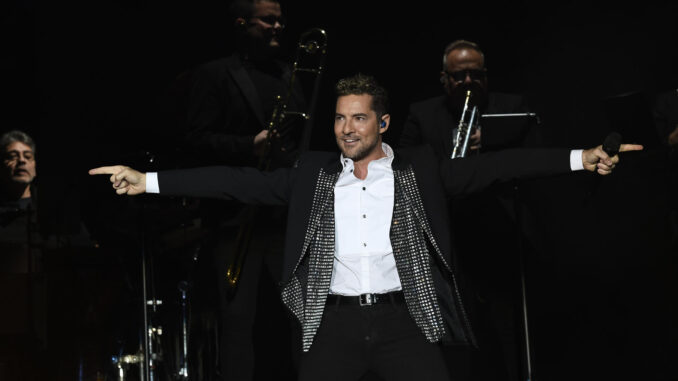 El cantante David Bisbal durante su actuación celebrada el 20 de noviembre de 2022 en el Power Horse Stadium de Almería para conmemorar sus 20 años de carrera musical. EFE/ Carlos Barba