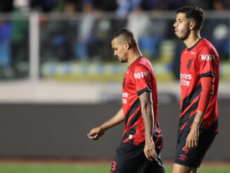 Zé Ivaldo (i) y Kaique Rocha de Paranaense reaccionan hoy, en un partido de los octavos de final de la Copa Libertadores entre Bolívar y Athletico Paranaenese en el estadio Hernando Siles en La Paz (Bolivia). EFE/ Luis Gandarillas