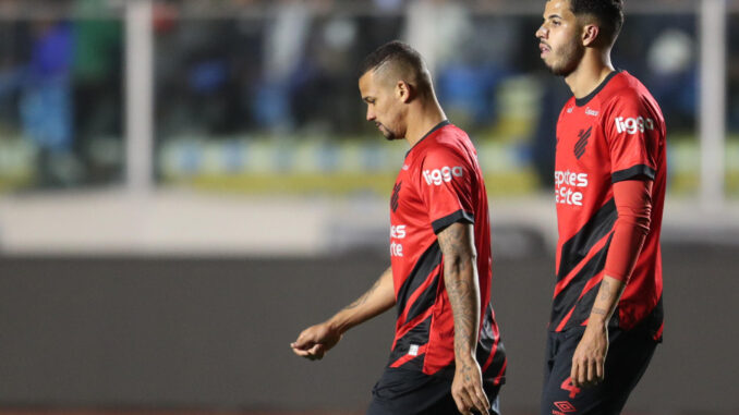 Zé Ivaldo (i) y Kaique Rocha de Paranaense reaccionan hoy, en un partido de los octavos de final de la Copa Libertadores entre Bolívar y Athletico Paranaenese en el estadio Hernando Siles en La Paz (Bolivia). EFE/ Luis Gandarillas
