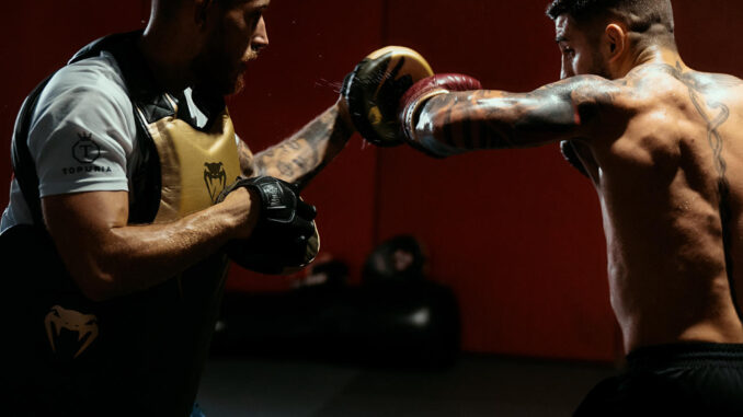 El entrenador de boxeo Javier Climent (i) y el luchador hispanogeorgiano de la UFC Ilia Topuria (d) durante una sesión de entrenamiento. EFE/ Team Topuria
