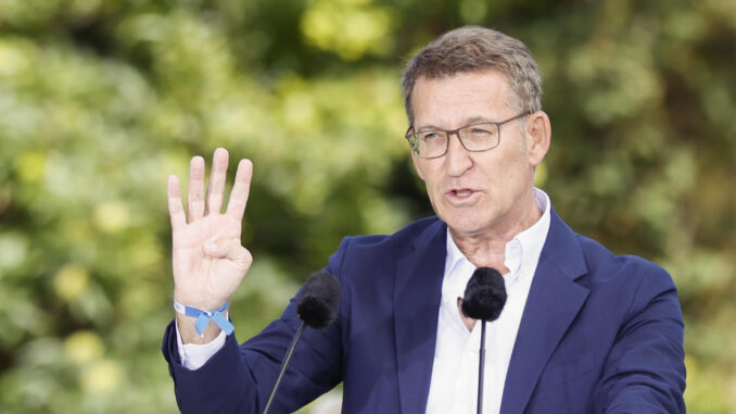 El presidente del Partido Popular, Alberto Núñez Feijóo, señala que le faltarían "cuatro" votos para la investidura, en la inauguración del curso político ante el Castillo de Soutomaior, esta mañana en la localidad ponteveresa.- EFE/Lavandeira jr
