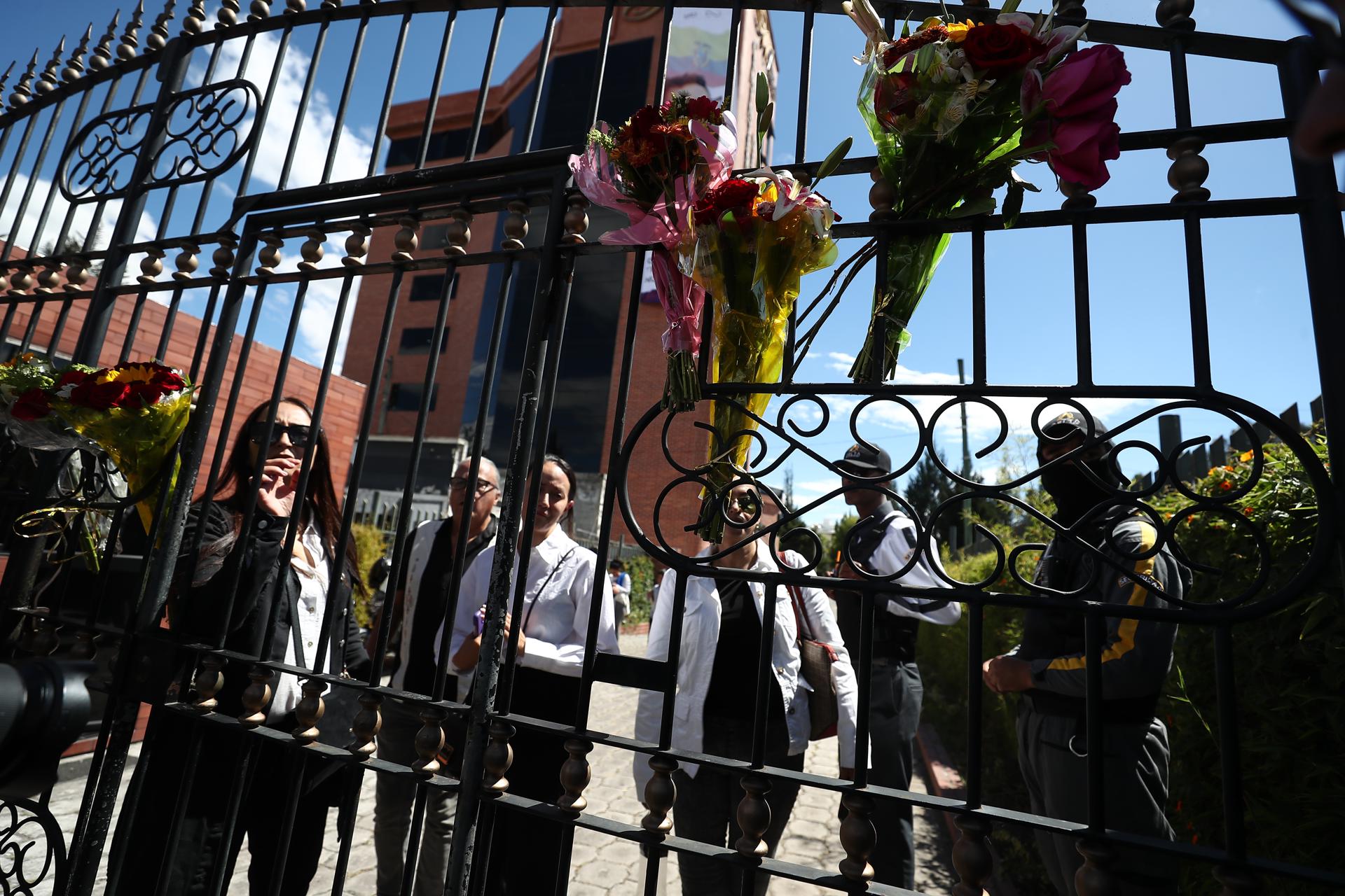 Familiares y amigos son vistos hoy en la entrada de la funeraria durante el velatorio del asesinado candidato presidencial Fernando Villavicencio, en Quito (Ecuador). EFE/José Jácome
