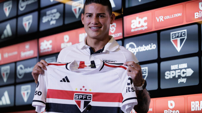 El futbolista colombiano James Rodríguez sostiene hoy la camiseta del Sao Paulo, durante su presentación como nuevo jugador del club, en Sao Paulo (Brasil). EFE/Isaac Fontana
