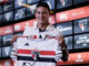 El futbolista colombiano James Rodríguez sostiene hoy la camiseta del Sao Paulo, durante su presentación como nuevo jugador del club, en Sao Paulo (Brasil). EFE/Isaac Fontana