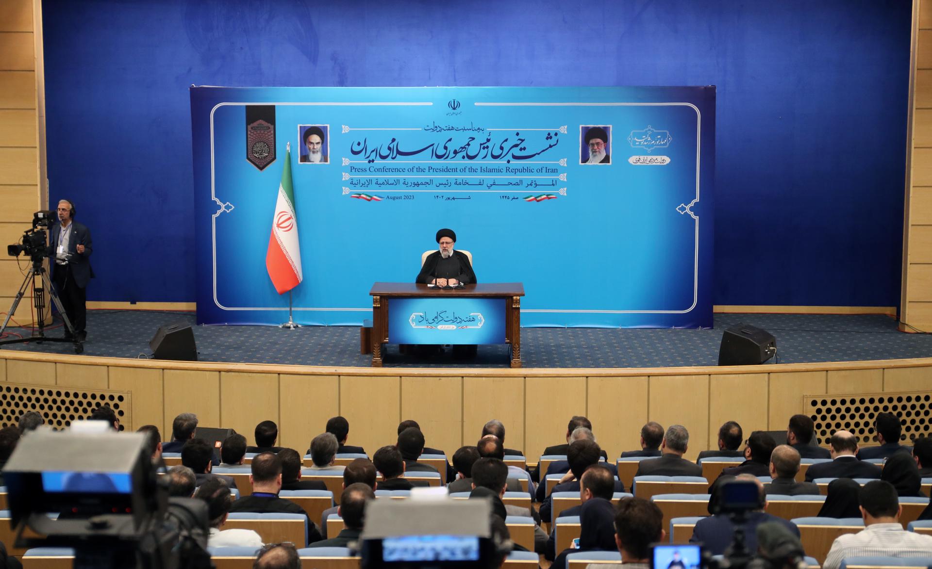 El presidente iraní, Ebrahim Raisi, habla durante una conferencia de prensa en Teherán. EFE/EPA/ABEDIN TAHERKENAREH
