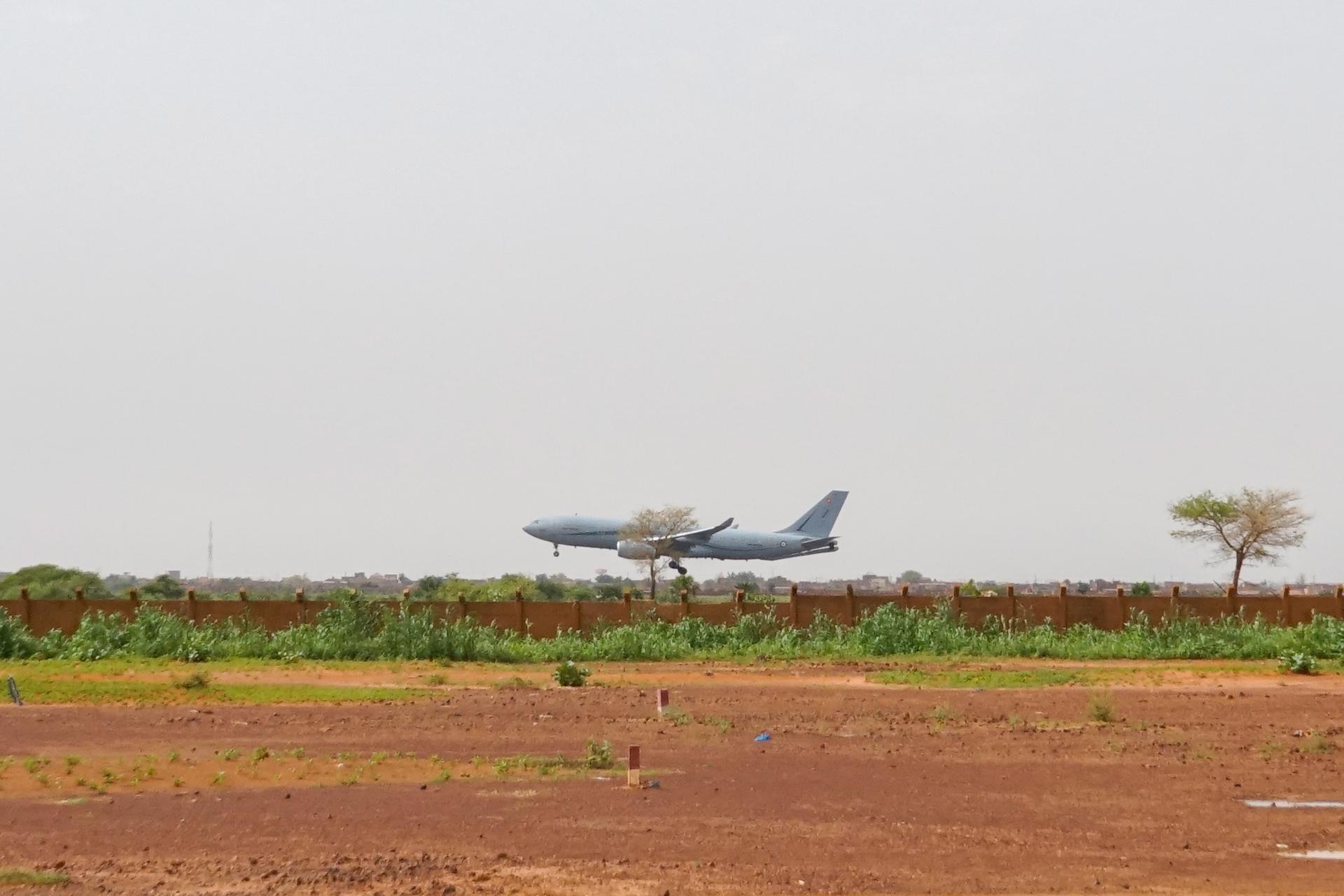 Un avión Airbus 330 del Ejército francés se prepara para aterrizar en el aeropuerto de Diori Hamani, en Niamey. Es uno de los tres aparatos que Francia envió hoy al país africano para evacuar a ciudadanos franceses y de otros países de la Unión Europea. EFE/EPA/Issifou Djibo
