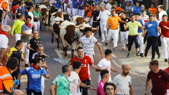 El primer encierro de 2023 en la localidad madrileña de San Sebastián de los Reyes ha concluido con un herido por un varetazo, un golpe con el cuerno que no ha penetrado, por lo que está recibiendo atención médica en el quirófano de la plaza de toros, por si hubiera lesiones internas. EFE/David Fernández
